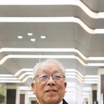 コンコースに立ち、高架化事業への思いを語る牛尾正喜さん＝姫路市駅前町（撮影・大山伸一郎）