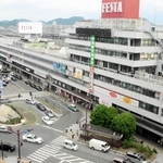 高架化前のＪＲ姫路駅北口。旧駅ビルが立ち、地上を走る在来線の列車が見える＝２００７年６月撮影（姫路市提供）