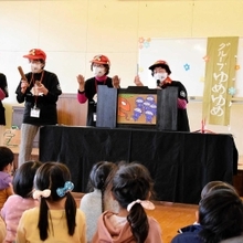 紙芝居や手遊びで幼稚園児を盛り上げる「グループゆめゆめ」＝姫路市飾磨区