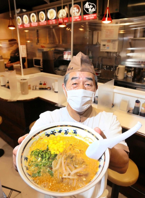 長年親しまれた担々麺「ゴマみそ」を持つ店員の山本秀夫さん＝姫路市駅前町