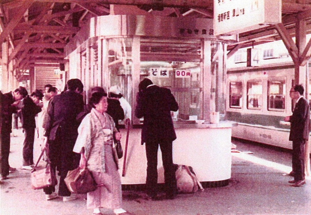 高架化前の姫路駅ホームにあったえきそばの店（１９７４年３月、まねき食品提供）