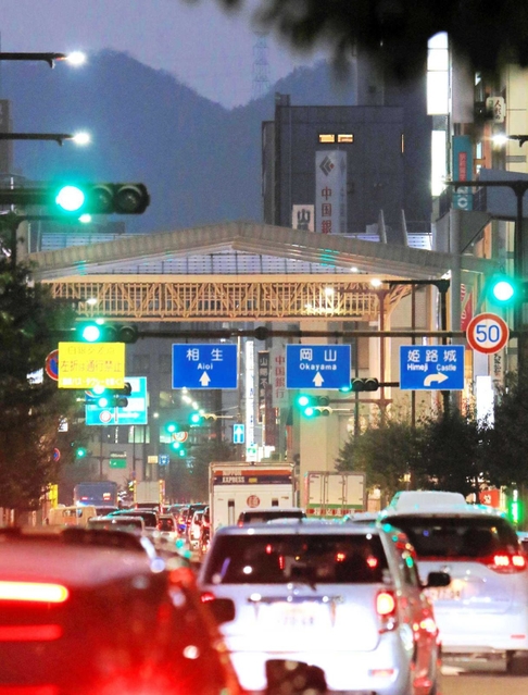 青信号が続く市道十二所前線。姫路市中心部では国道２号の西行き車線として機能している＝姫路市北条口２（撮影・大山伸一郎）