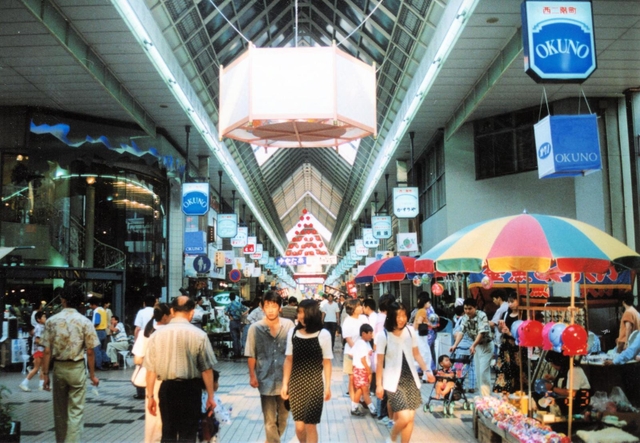 夏恒例の「ゆかたまつり」でにぎわう商店街。当時は婚礼関係の店舗も多く残っていた＝１９９６年６月撮影（西二階町商店街振興組合提供）