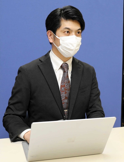 ３回目接種について説明する姫路市保健所ワクチン担当の池田崇人係長＝姫路市坂田町