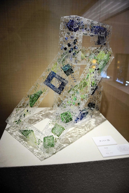 葉脈のような繊細な細工が施されたオブジェ＝姫路市書写