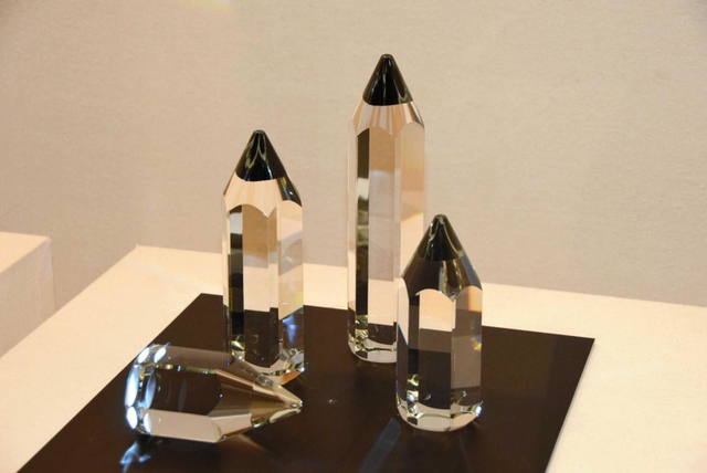 敷布の色を映し「黒鉛筆」に見える作品＝姫路市書写