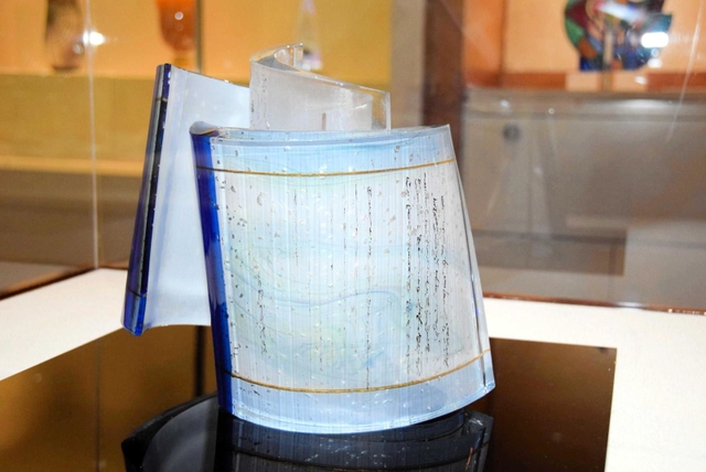 ガラスの中に源氏物語の一節を閉じ込めた＝姫路市書写