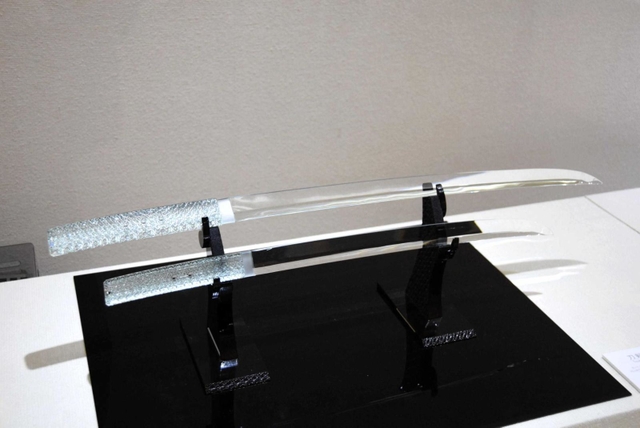 ガラスで作った「日本刀」＝姫路市書写