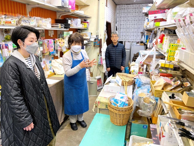 蒲田夫妻から長年培った商いや商品の知識を教わる土田さん＝姫路市忍町