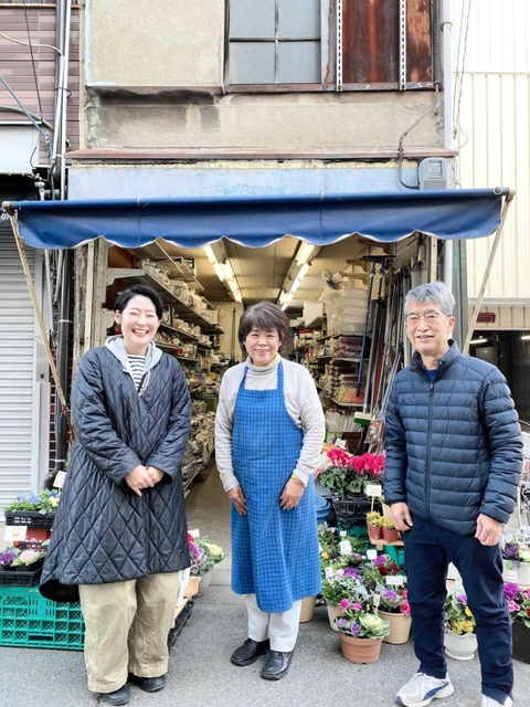 蒲田商店の店主となった土田由里さん（左）。蒲田健策さん、栄子さん夫妻の思いも引き継ぐ＝姫路市忍町