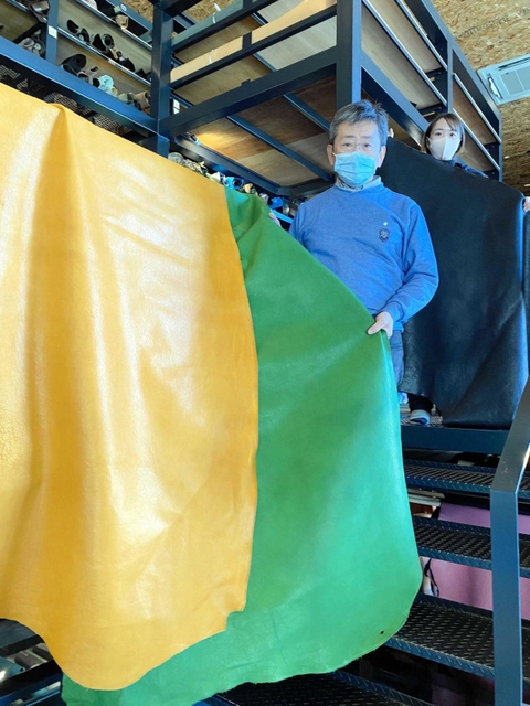 環境に優しい革としてゼオライトレザーをアピールする福本真也社長ら＝三昌