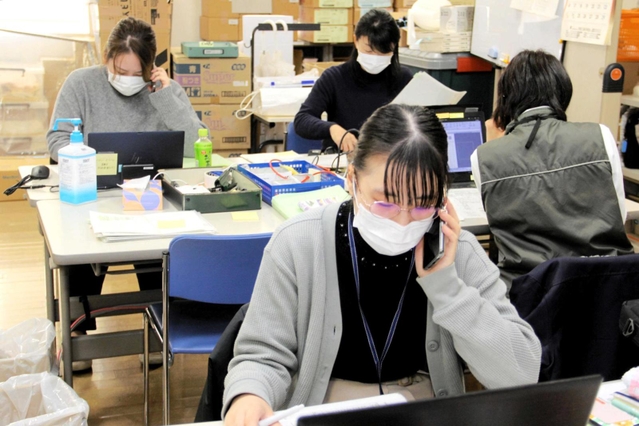 自宅療養する患者やその家族に電話で健康状態を聞き取る保健師ら。感染者数の増加で負担が増す＝姫路市坂田町