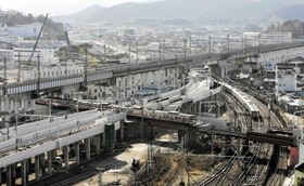 高架化直前のＪＲ姫路駅西側。工事中の在来線を貫くように切り下げ前の山陽電鉄が走る（２００６年３月１３日撮影）