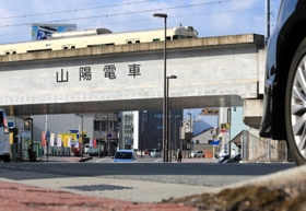 山陽電鉄の線路切り下げに伴って掘り下げられた市道高尾線。緩やかな坂道を車が行き来する＝姫路市久保町（撮影・大山伸一郎）