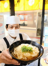 通勤客や学生らに長年愛されてきた「天ぷらえきそば」＝ＪＲ姫路駅の神戸駅方面ホーム