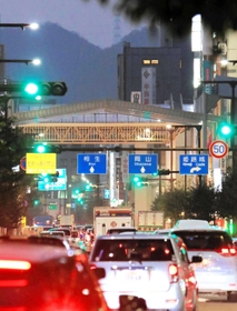 青信号が続く市道十二所前線。姫路市中心部では国道２号の西行き車線として機能している＝姫路市北条口２（撮影・大山伸一郎）