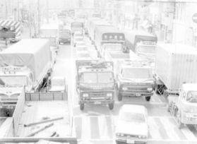 混雑する姫路バイパス開業前の国道２号＝１９７３年３月