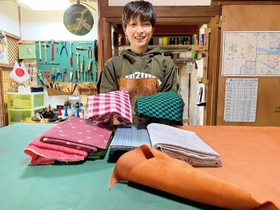 播磨の革と播州織を手にする石塚昌美さん＝姫路市網干区津市場