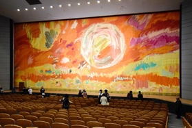 昨年末に閉館した姫路市立文化センター大ホールの緞帳。洋画家尾田龍の「はりま野」を基に織り上げられた＝姫路市西延末