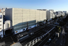 白い防音パネルで覆われ、解体工事が進む「ヤマトヤシキ姫路店」＝姫路市二階町（撮影・大山伸一郎）