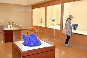 ガラスの可能性を追求した多彩な作品が並ぶ＝姫路市書写