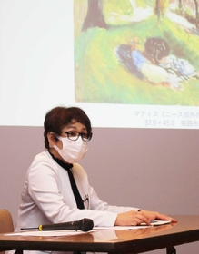 アンリ・マチスの作品について解説する京都橘大学の大久保恭子教授＝姫路市立美術館