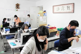 新規感染者に電話で状況を尋ねる疫学調査担当の保健所職員ら＝姫路市坂田町