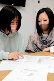 避難確保計画を策定した姫路若葉保育園の嵯峨山遥さん（右）と畑中由佳子さん＝姫路市西庄