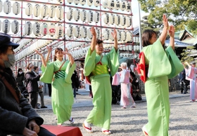 楽しげな「三ツ山音頭」で境内を盛り上げた三ツ山踊り保存会＝播磨国総社