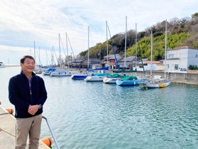 オクムラボート販売の本社前でヨットハーバーへの思いを語る奥村雅晴社長＝姫路市的形町的形