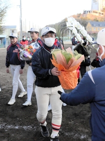 藤田明彦監督と三牧一雅部長に祝いの花を渡す３年生ら＝姫路市打越（撮影・大山伸一郎）