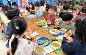 ゆで卵に見立てた食材をおいしそうに味わう園児たち＝姫路市北条梅原町