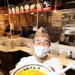 長年親しまれた担々麺「ゴマみそ」を持つ店員の山本秀夫さん＝姫路市駅前町