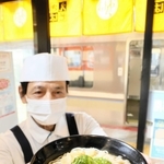 通勤客や学生らに長年愛されてきた「天ぷらえきそば」＝ＪＲ姫路駅の神戸駅方面ホーム