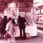 高架化前の姫路駅ホームにあったえきそばの店（１９７４年３月、まねき食品提供）