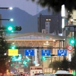 青信号が続く市道十二所前線。姫路市中心部では国道２号の西行き車線として機能している＝姫路市北条口２（撮影・大山伸一郎）