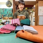 播磨の革と播州織を手にする石塚昌美さん＝姫路市網干区津市場
