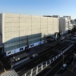 白い防音パネルで覆われ、解体工事が進む「ヤマトヤシキ姫路店」＝姫路市二階町（撮影・大山伸一郎）
