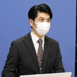 ３回目接種について説明する姫路市保健所ワクチン担当の池田崇人係長＝姫路市坂田町