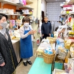 蒲田夫妻から長年培った商いや商品の知識を教わる土田さん＝姫路市忍町