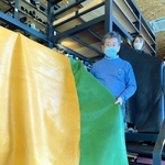 環境に優しい革としてゼオライトレザーをアピールする福本真也社長ら＝三昌