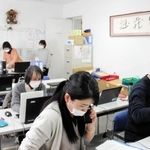 新規感染者に電話で状況を尋ねる疫学調査担当の保健所職員ら＝姫路市坂田町