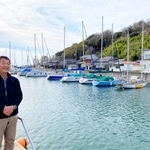 オクムラボート販売の本社前でヨットハーバーへの思いを語る奥村雅晴社長＝姫路市的形町的形