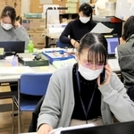 自宅療養する患者やその家族に電話で健康状態を聞き取る保健師ら。感染者数の増加で負担が増す＝姫路市坂田町