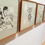 デビュー作「はせがわくんきらいや」の原画が並ぶ会場＝姫路文学館