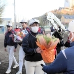 藤田明彦監督と三牧一雅部長に祝いの花を渡す３年生ら＝姫路市打越（撮影・大山伸一郎）