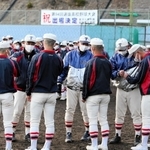 選手と静かに喜びを分かち合うコーチ陣＝姫路市打越（撮影・大山伸一郎）