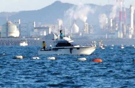 のり網に引っかかって動けなくなった船（姫路海上保安部提供）