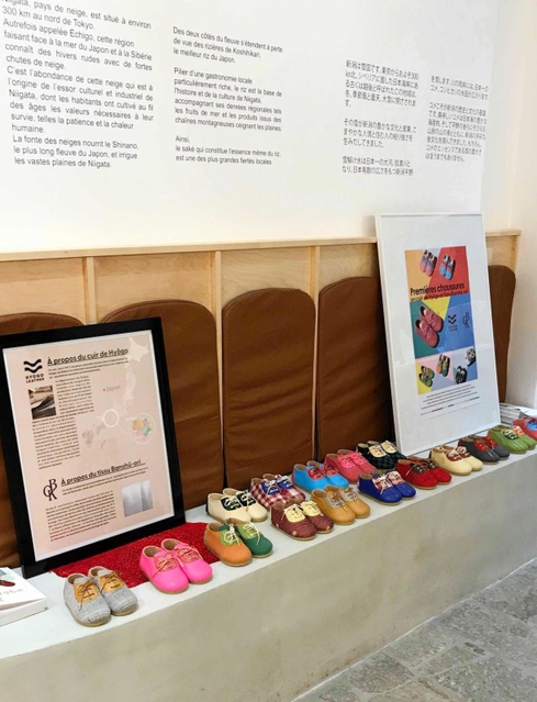 パリの展示施設に並ぶファーストシューズ（兵皮連提供）