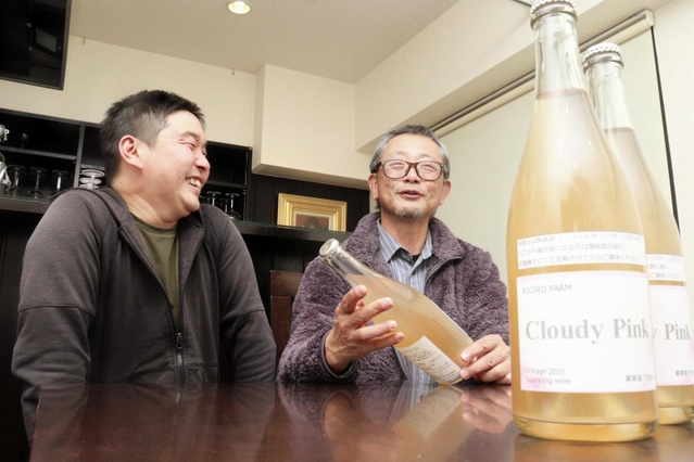 姫路産ワインの製造に向けての思いを語り合う樋熊敏さん（右）と小山内陽介さん＝姫路市福中町、コレット